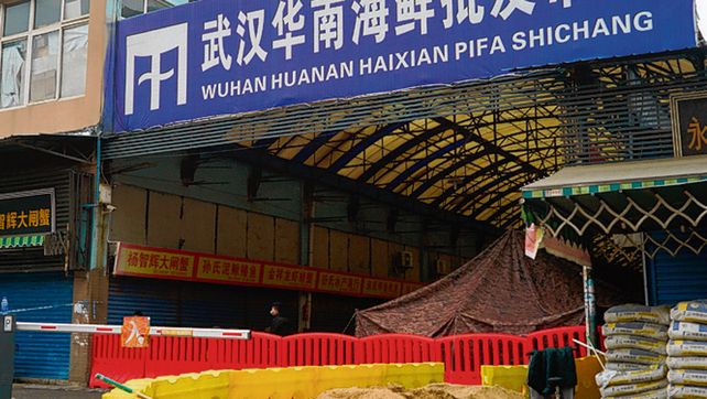 Origen. El mercado de mariscos de Wuhan donde se dice que surgi&oacute; el brote.