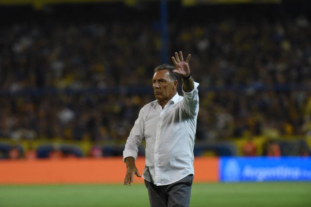 Miguel Angel Russo saluda a los hinchas.