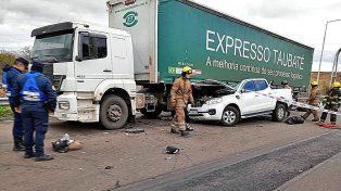 Dos muertos por un accidente entre una camioneta y un camión en la intersección de ruta 14 y 18
