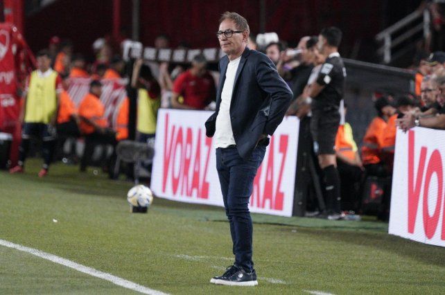 Ariel Holan se volvió de Avellaneda con la tristeza por la primera derrota del equipo y por la expulsión de Malcorra.