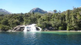 Tragedia en Bariloche: una turista se tiró por una cascada, se golpeó la cabeza contra una roca y murió