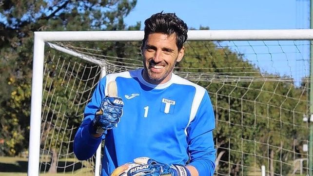 Arsenal se refuerza con el arquero Nicolás Navarro