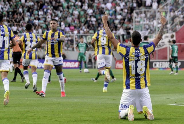 Julián Fernández festeja su primer gol con la camiseta canalla.&nbsp;