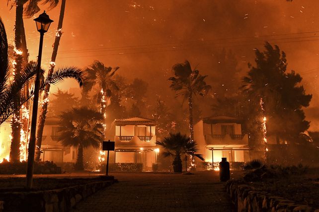 Un gran incendio forestal al oeste de Atenas dañó casas y provocó evacuaciones. Funcionarios del Servicio de Bomberos dijeron que ocho aviones que arrojaban agua y tres helicópteros estaban involucrados para intentar contener el incendio.