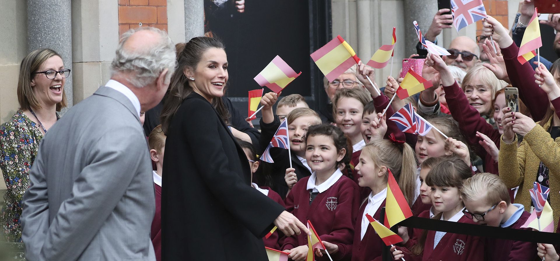 La reina Letizia de España acompañada por el príncipe Carlos de Gran Bretaña habla a los escolares después de una visita a The Spanish Gallery, en Bishops Auckland, Inglaterra, el martes 5 de abril de 2020.