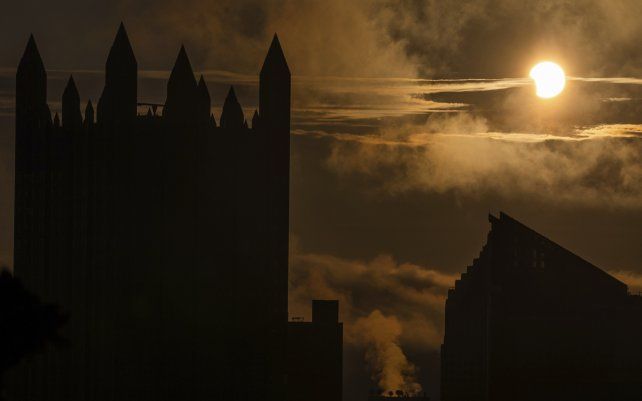 Un eclipse solar parcial es fotografiado sobre el centro de Pittsburgh.