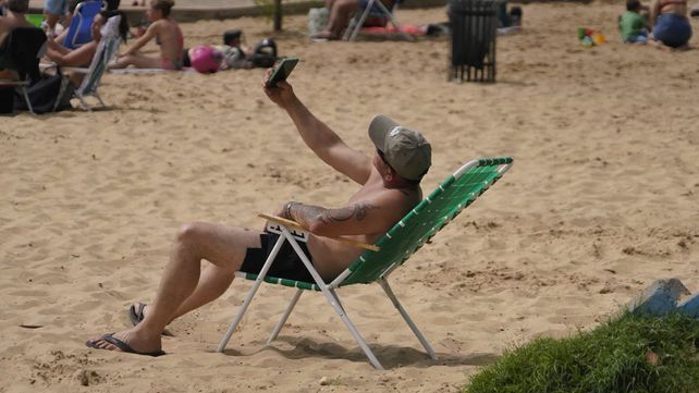 Los rosarinos aprovecharon el feriado para disfrutar del sol y el río