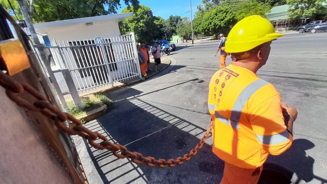 Conflicto en Puerto Rosario: un despedido se encadenó para reclamar reincorporaciones