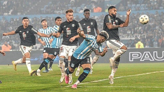 Racing derrotó sobre la hora a Riestra y quedó transitoriamente como único líder
