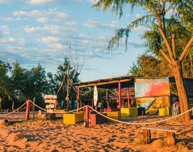 Los bares y dispensarios de alimentos y bebidas son un punto central del negocio de los paradores en las islas.