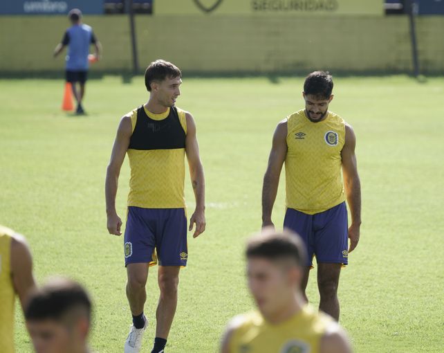 Juan Cruz Komar irá como primer central, en lugar del uruguayo Facundo Mallo.
