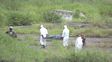 Agentes de la PDI junto a forenses retiran el cuerpo del adolescente Jeremías Monzón. El crimen se habría consumado el 18 de diciembre.