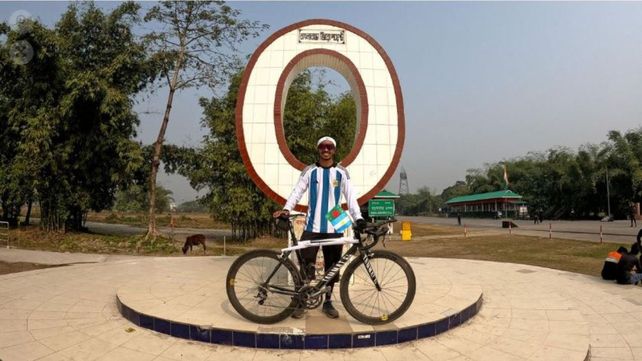 Un ciclista de Bangladesh recorrió 1.003 km en su país en honor a los partidos de Messi en su carrera