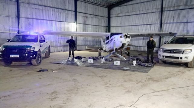 Gendarmería decomisó en un hangar de un country en Oliveros tres avionetas con matrículas y banderas adulteradas.
