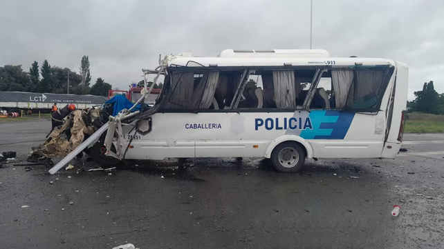 El vehículo que trasladaba a los policías fallecidos en la ruta 51.