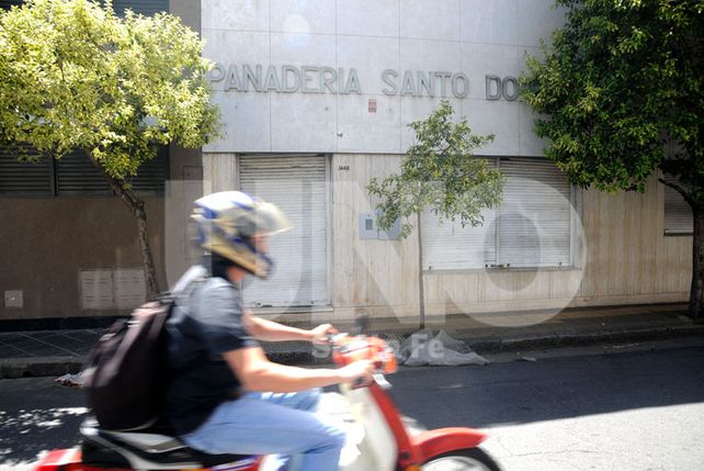 Desoladora. Es la imagen que dejan la puerta y ventana con sus persianas bajas. El local cerró el pasado 31 de diciembre.