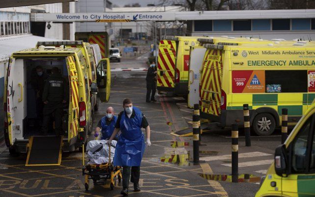 Equipos de ambulancias transportan a un paciente al City Hospital en Birmingham. Birmingham es una de varias áreas con el mayor número de casos de coronavirus en crecimiento.