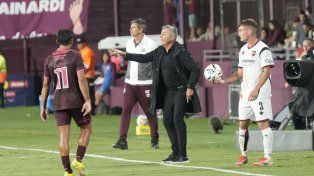 Frank Kudelka da indicaciones. Martín Luciano se prepara para sacar el lateral. Newell’s fue un desastre ante Lanús.&nbsp;