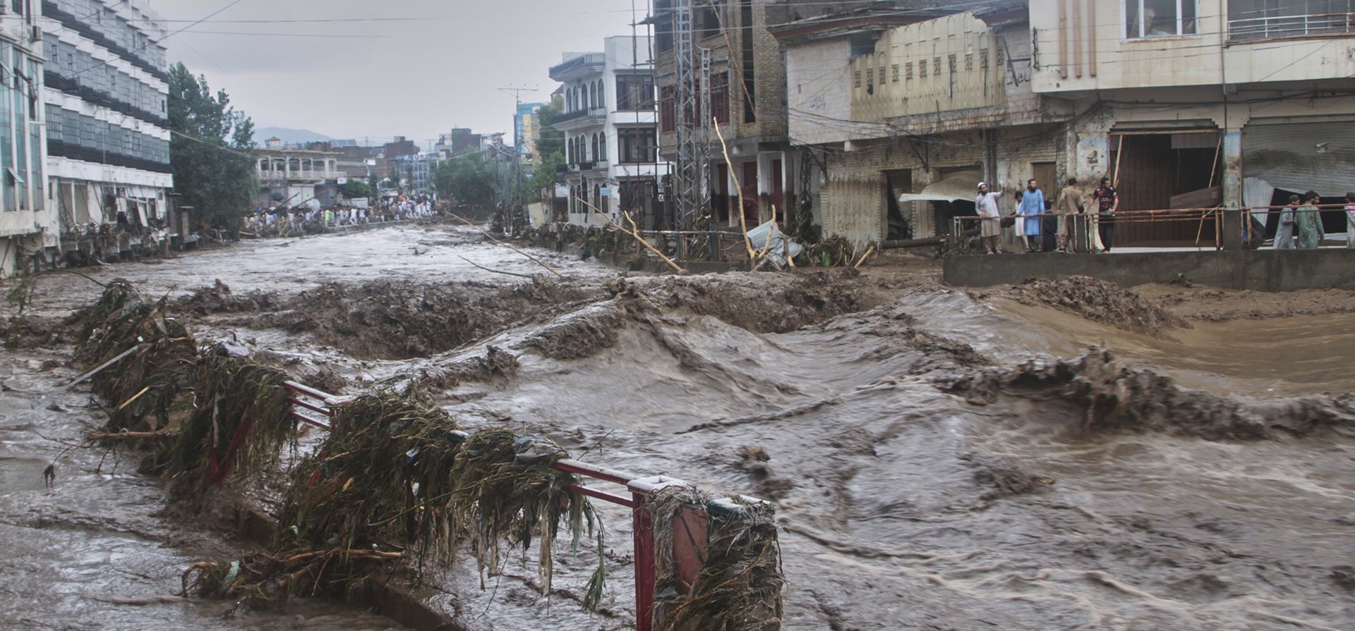 Residentes locales observan inundaciones repentinas debido a fuertes lluvias en un vecindario de Mingora, la principal ciudad del valle de Swat, en el noroeste de Pakistán, el viernes 15 de agosto de 2025. (Foto AP/Naveed Ali) Residentes locales observan inundaciones repentinas debido a fuertes lluvias en un vecindario de Mingora, la principal ciudad del valle de Swat, en el noroeste de Pakistán, el viernes 15 de agosto de 2025. (Foto AP/Naveed Ali)