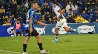 Alejo Veliz, la carta de gol que tiene Central, en uno de los festejos ante Atlético Tucumán. Fue la previa de a Copa Libertadores.