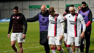 Méndez y sus jugadores luego de la eliminación en la Copa Argentina. Dijo que él está con ellos y ellos con él. Deberá plasmarlo Newells en una cancha muy difícil como el Monumental.