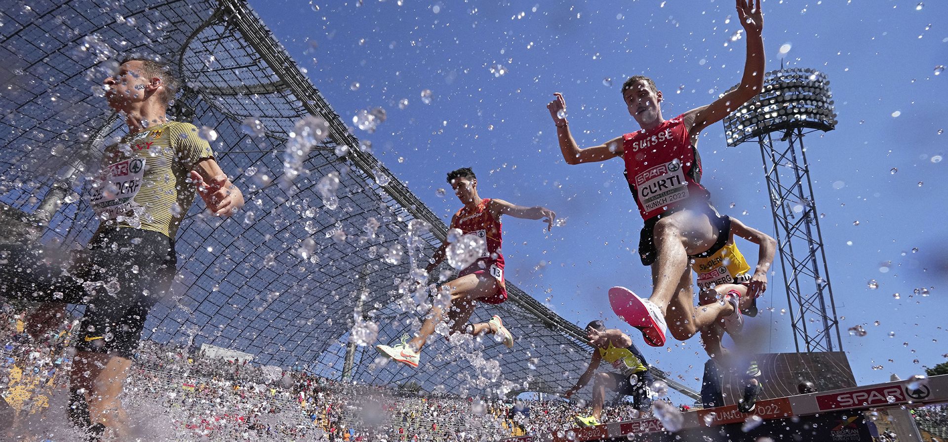 Michael Curti, de Suiza, a la derecha, compite en una serie de carreras de obstáculos de 3000 metros masculinos durante la competencia de atletismo en el Estadio Olímpico en el Campeonato Europeo en Múnich, Alemania, el martes 16 de agosto de 2022.
