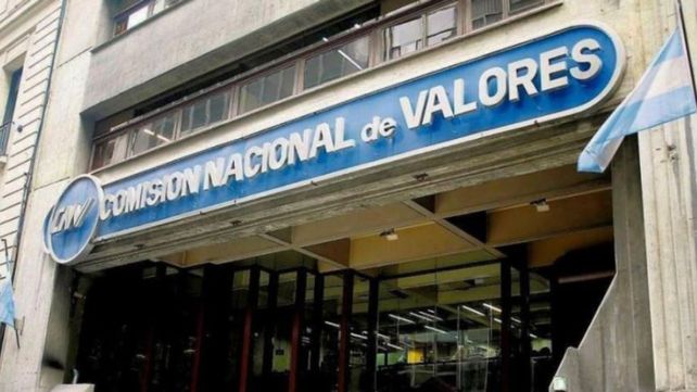 La Comisión Nacional de Valores y la AFIP investigan la utilización de CUIT inactivas para acceder a divisas.