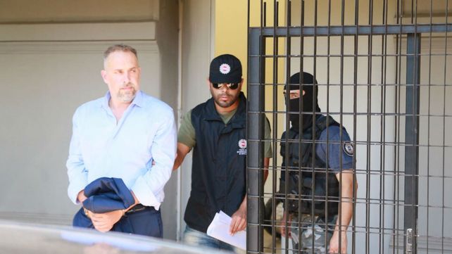 Cellla es escoltado por policías de Investigaciones tras quedar detenido.