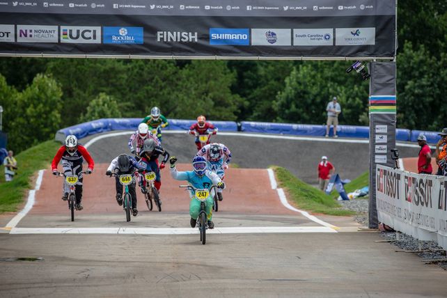 Puño en alto después de ganar la final. Foto Facebook/ 2017 UCI BMX World Championships.&nbsp;