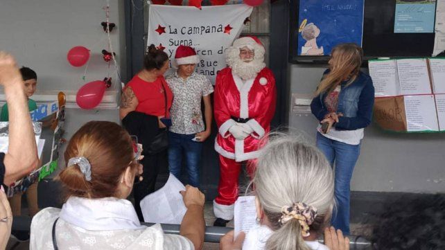 Alan Vallejos tiene 13 años y el lunes tocó la campana en la estación del ferrocarril como el símbolo del fin de una etapa. Se puede