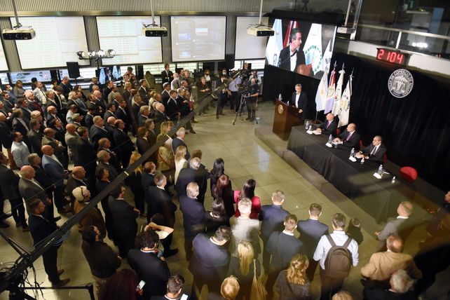 El remate del 1º lote de soja se realiza en el tradicional recinto de operaciones de la Bolsa de Comercio de Rosario.