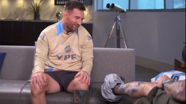 Durante la entrevista, Tinelli le mostró su tatuaje a Messi, tras su promesa por la Copa del Mundo.