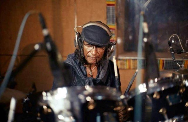 Murió el baterista Sly Dunbar, prolífica leyenda del reggae jamaiquino