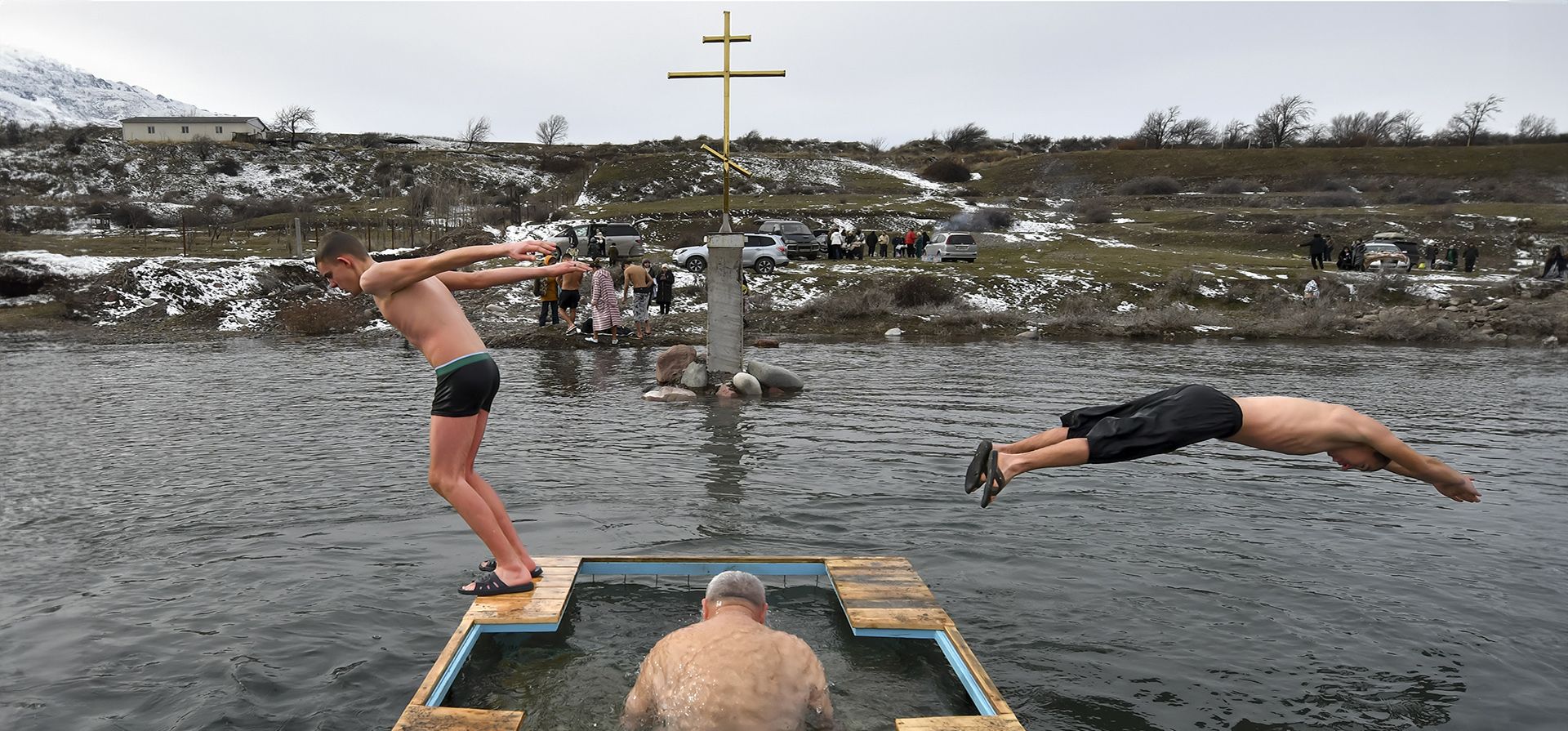 Creyentes ortodoxos se bañan en el frío río de montaña Kara-Balta, durante una celebración tradicional de la Epifanía cerca de la aldea de Sosnovka, a 90 km al suroeste de Bishkek, Kirguistán, el viernes 19 de enero de 2024. (Foto AP/Vladimir Voronin Creyentes ortodoxos se bañan en el frío río de montaña Kara-Balta, durante una celebración tradicional de la Epifanía cerca de la aldea de Sosnovka, a 90 km al suroeste de Bishkek, Kirguistán, el viernes 19 de enero de 2024. (Foto AP/Vladimir Voronin