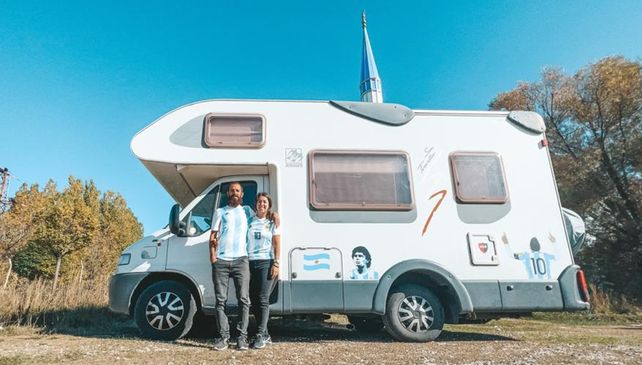 Ignacio y Julia junto al motorhome con el que viajan con el objetivo de ver a la selección en el Mundial.