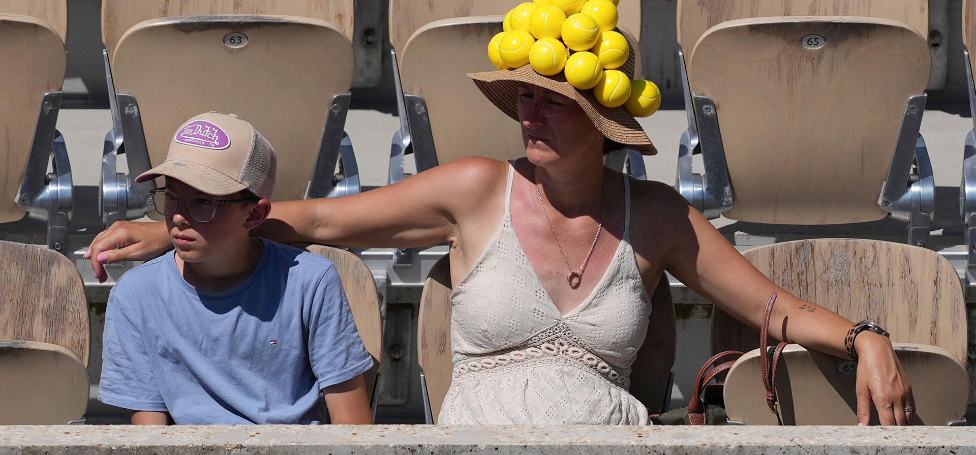 Espectadores observan el partido de segunda ronda de individuales femeninos de tenis entre Caty McNally de Estados Unidos y Belinda Bencic de Suiza en el torneo de tenis Roland Garros en París, el miércoles 27 de mayo de 2026. (Foto AP/Thibault Camus) Espectadores observan el partido de segunda ronda de individuales femeninos de tenis entre Caty McNally de Estados Unidos y Belinda Bencic de Suiza en el torneo de tenis Roland Garros en París, el miércoles 27 de mayo de 2026. (Foto AP/Thibault Camus)