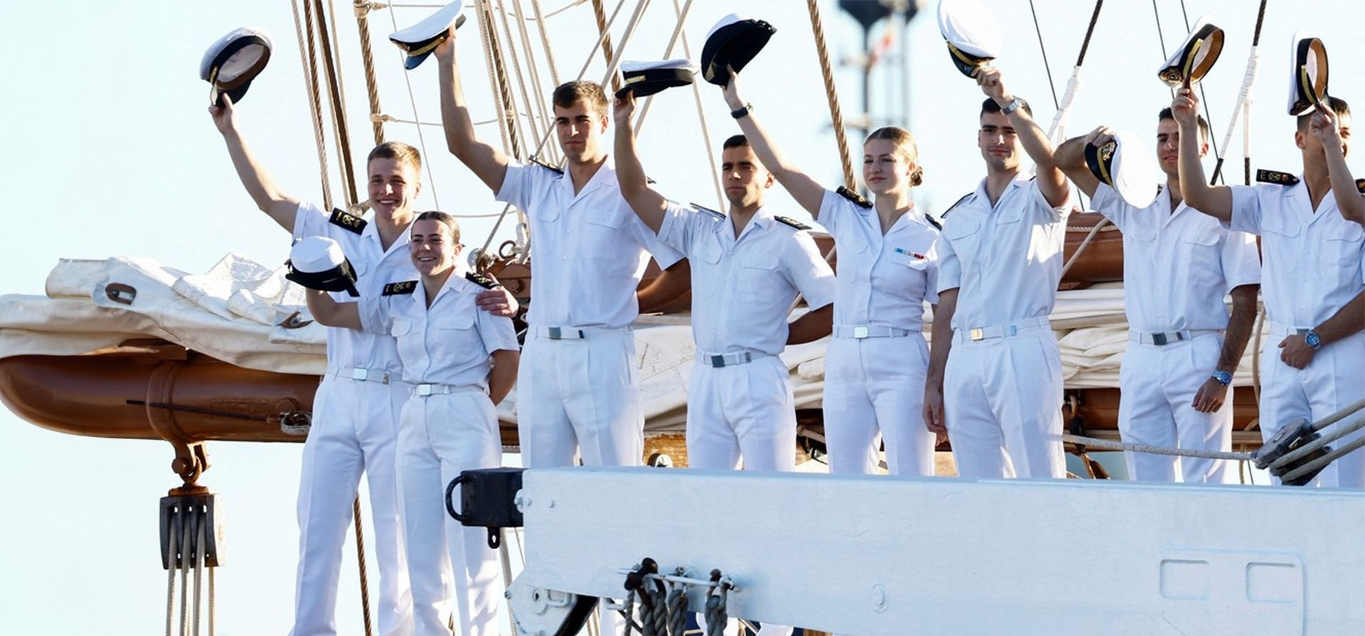 La Princesa Leonor de España saluda a su llegada a la base naval de Las Palmas de Gran Canaria en el buque escuela de la Armada española Juan Sebastián de Elcano. Foto: REUTERS/Borja Suárez La Princesa Leonor de España saluda a su llegada a la base naval de Las Palmas de Gran Canaria en el buque escuela de la Armada española Juan Sebastián de Elcano. Foto: REUTERS/Borja Suárez