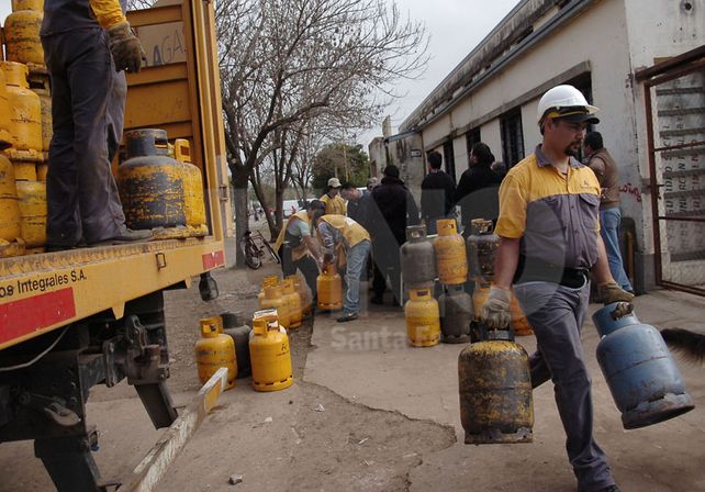 En el portón. En los depósitos de los locales la garrafa se consigue desde los 87 a los 100 pesos / Foto: Juan Manuel Baialardo - Uno Santa Fe
