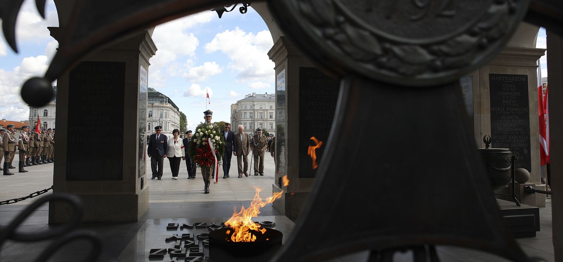 Veteranos del ejército polaco asisten a una ceremonia de colocación de ofrendas florales que marca las celebraciones nacionales del aniversario de la Segunda Guerra Mundial en Varsovia, Polonia, el 1 de septiembre de 2022. La Segunda Guerra Mundial comenzó el 1 de septiembre de 1939, con el bombardeo de la Alemania nazi y la invasión de Polonia, por más de cinco años de brutal ocupación.