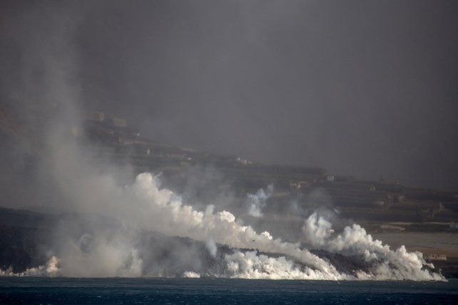 The large volume of thick lava reaching the sea hides another danger, in addition to the more obvious one of direct destruction by contact. 