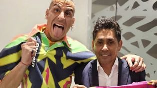 Nahuel Guzmán, arquero de Tigres, junto al ex guardavalla de Pumas Jorge Campos.