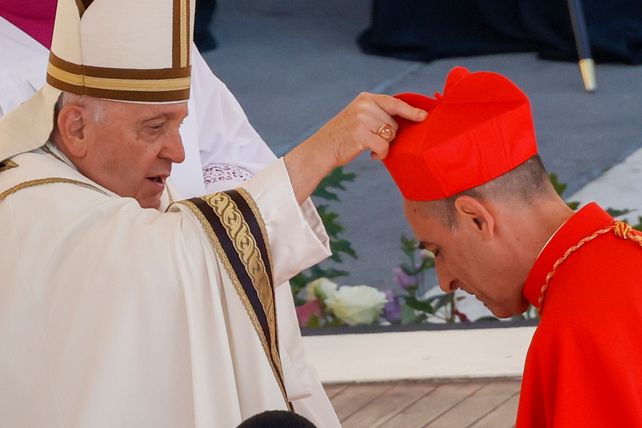 El argentino Víctor “Tucho” Fernández recibe su birreta cardenalicia de manos de Francisco.