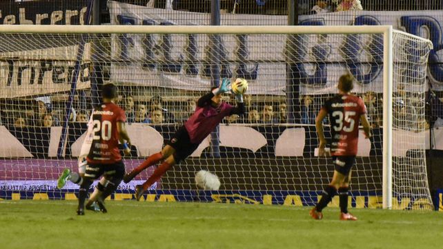 Por los aires. Alan Aguerre vuela hacia su izquierda para tapar un remate en la noche&nbsp; de La Plata. El número uno fue la figura en la victoria de Newells