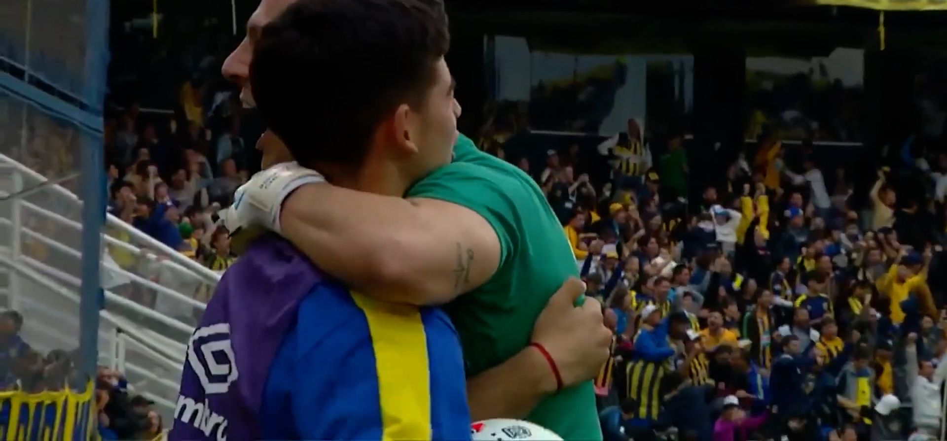 Los alcanzapelotas que abrazaron el cielo tras el gol de Central