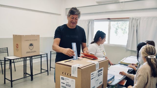 Roly Santacroce votó en la Escuela Raúl Arino.