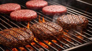 Crisis en la fábrica de una paradigmática hamburguesa en Argentina: 450 trabajadores esperan en la calle