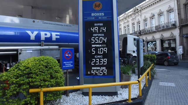 El gobierno descongeló el precio de la nafta y habilitó suba del 4 por ciento