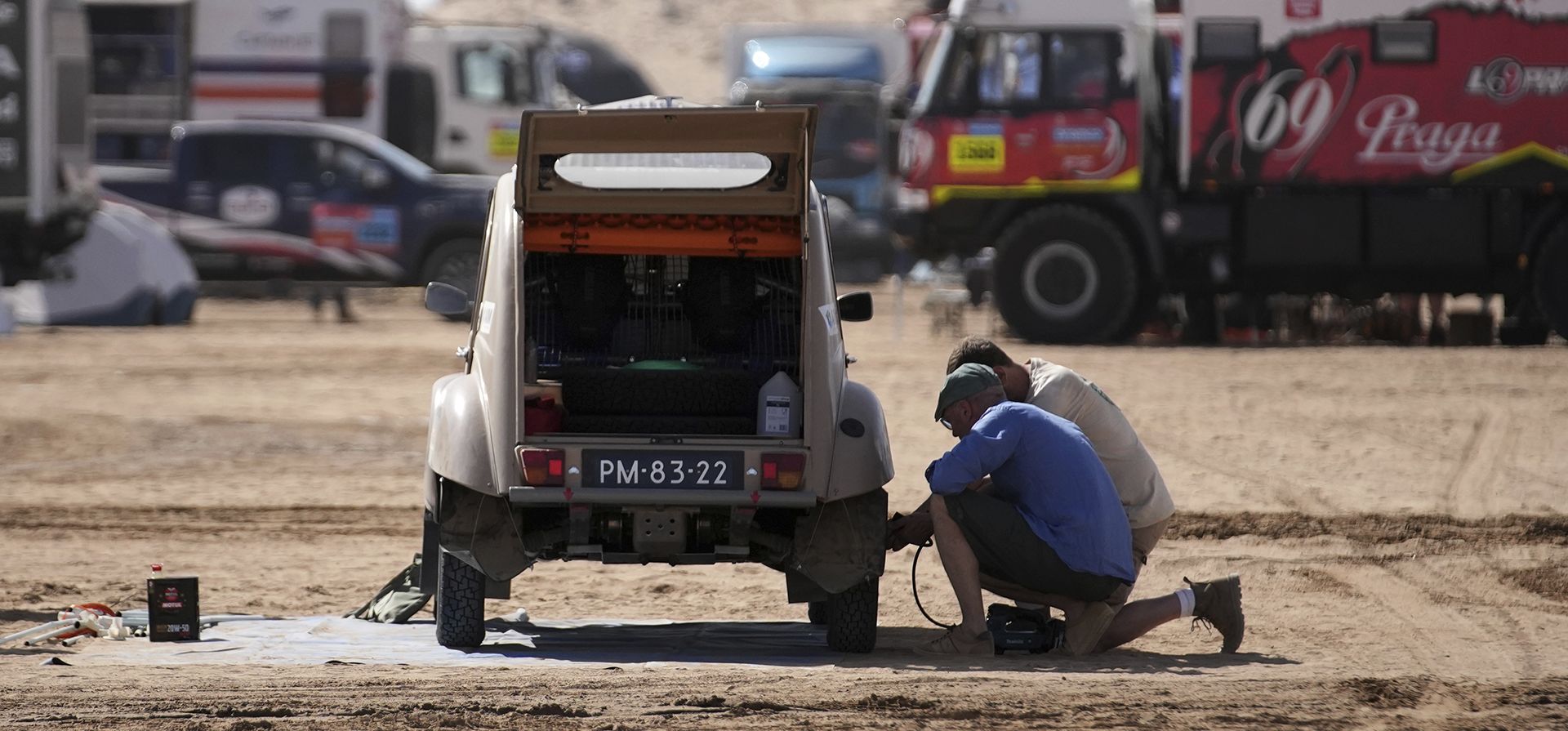 Los mecánicos preparan el Citroën 2CV de los holandeses Floris De Raadt y David Kann dos días antes del inicio del Rally Dakar en Bisha, Arabia Saudita, el miércoles 1 de enero de 2025. (Foto AP/Christophe Ena)