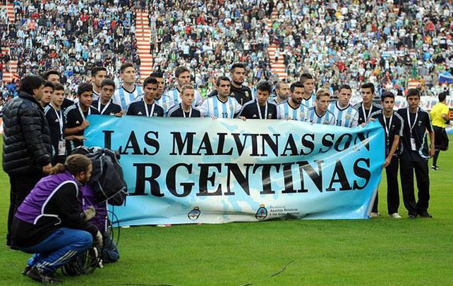 Son argentinas. La selección argentina posó el sábado con una bandera reivindicatoria de la soberanía nacional.