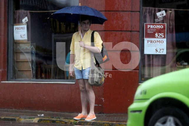 La lluvia pasó por la ciudad, pero aún continúa el alerta meteorológico